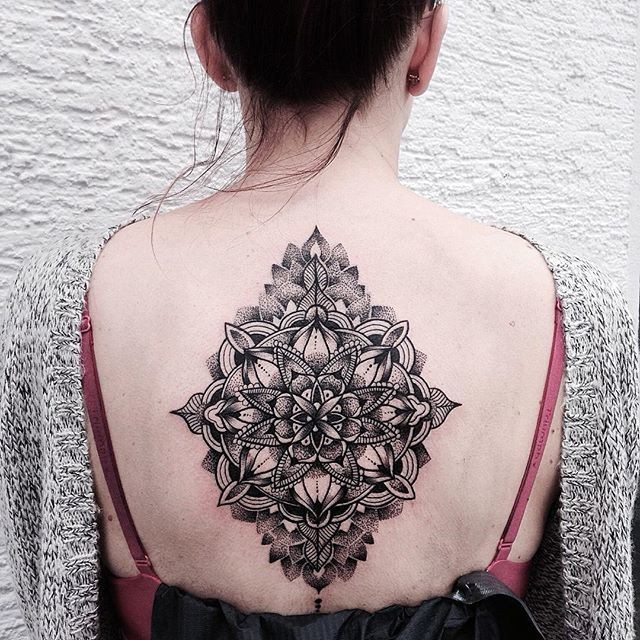 背部印度教风格的黑色点刺梵花纹身图案