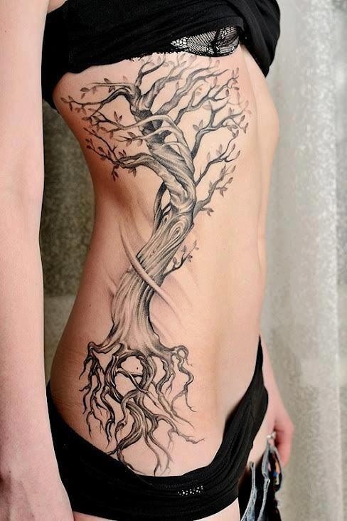 侧肋美丽的黑灰树纹身图案