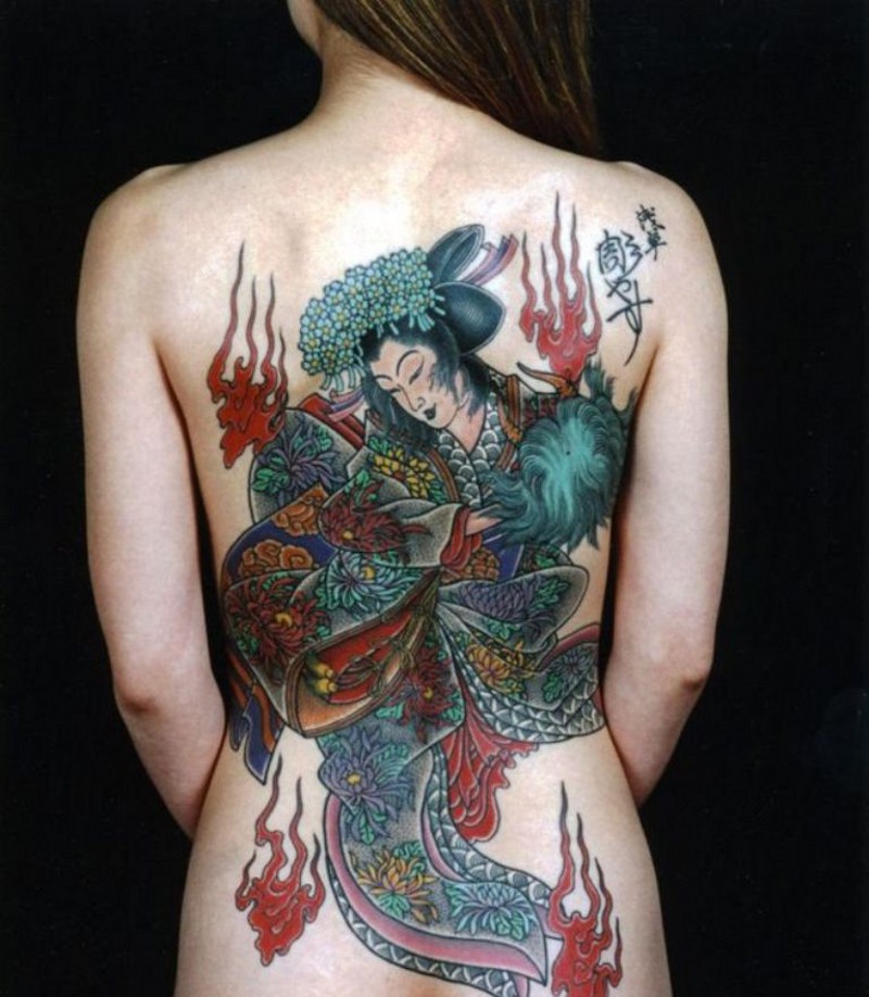 女性背部壮观的彩色亚洲舞蹈艺妓与火焰纹身图案