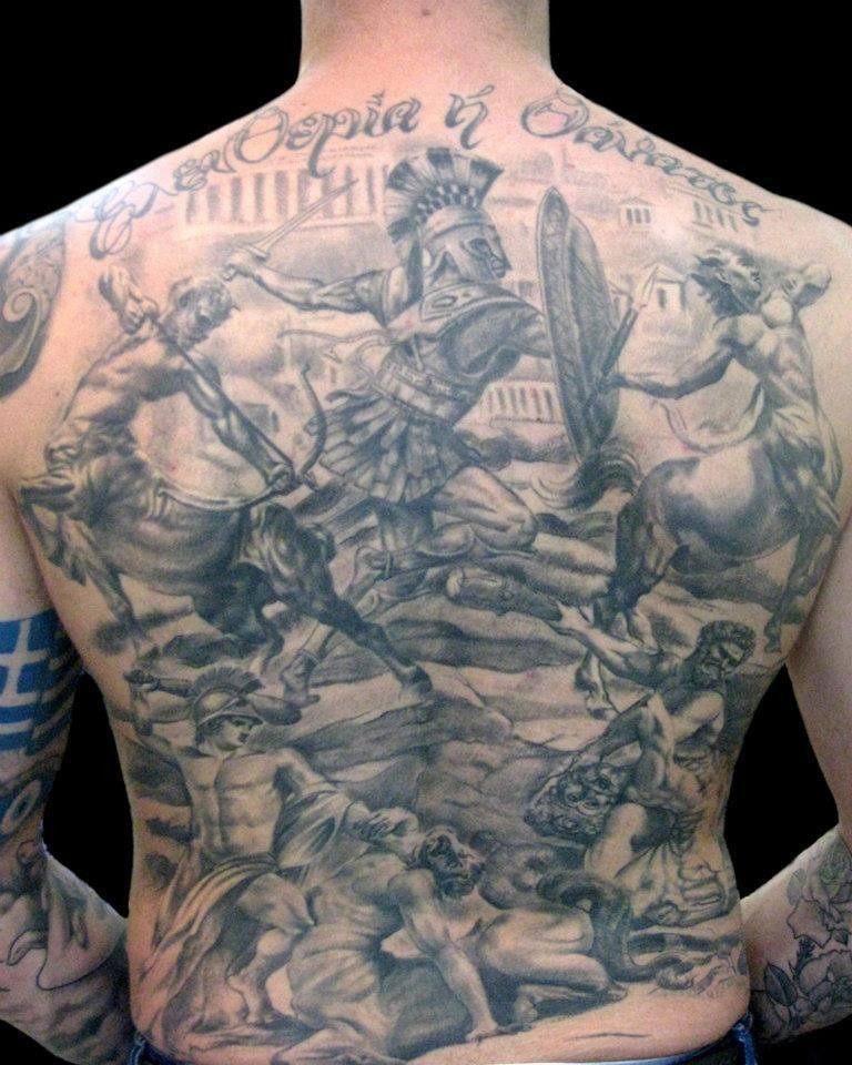 背部惊人的黑白半人马战斗纹身图案