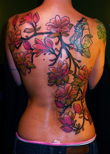 背部艺妓与迷人绽放的花朵纹身图案