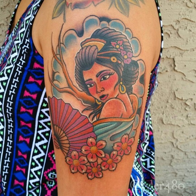 手臂漂亮的彩色花朵和扇子女人纹身图案