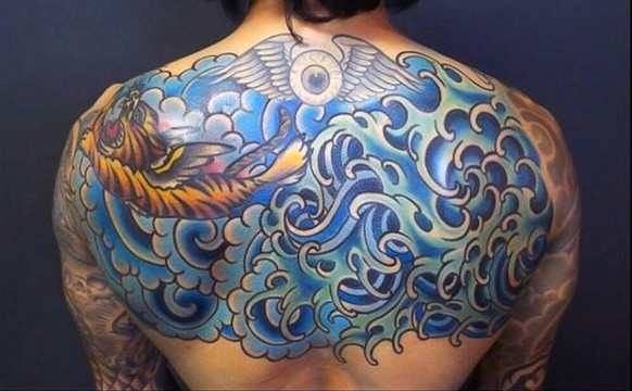 背部亚洲风格的五彩老虎和波浪纹身图案