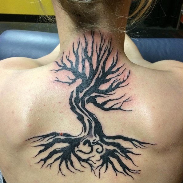 背部令人难以置信的部落黑色大树纹身图案