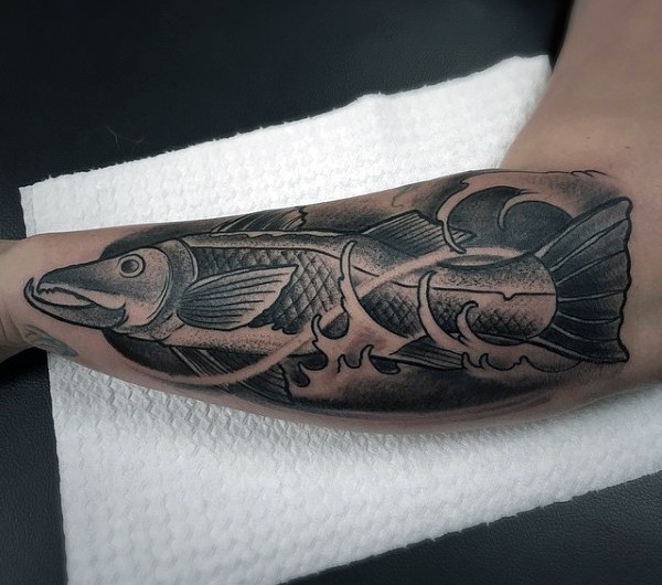 手臂上的黑白大鱼纹身图案