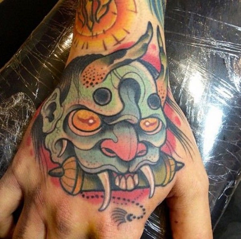 手背亚洲风格的彩色恶魔头像纹身图案