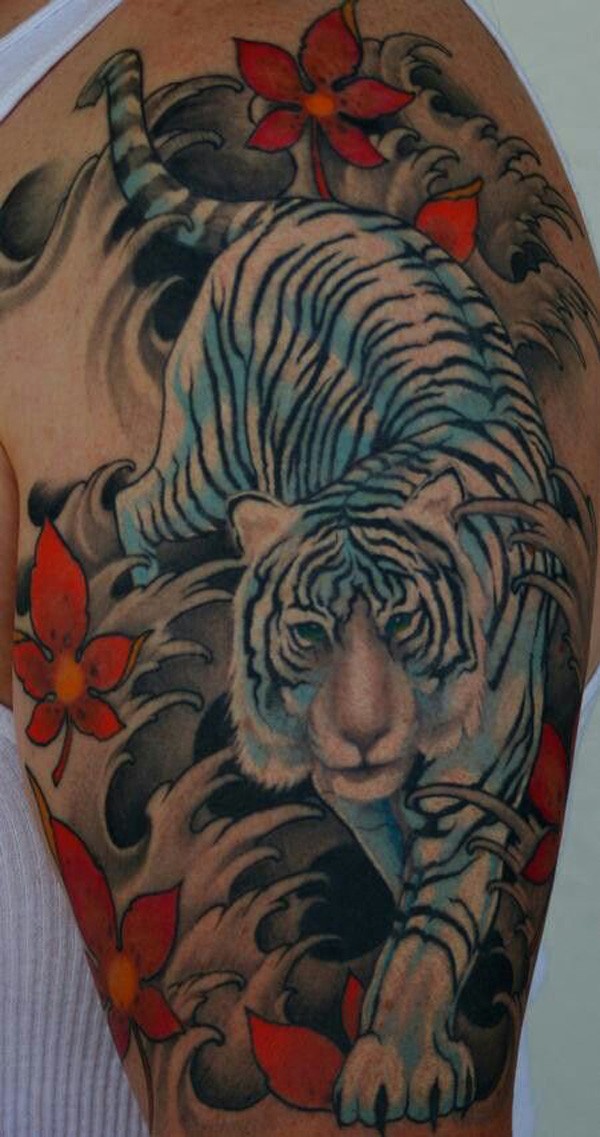 大臂亚洲风格的白虎纹身图案