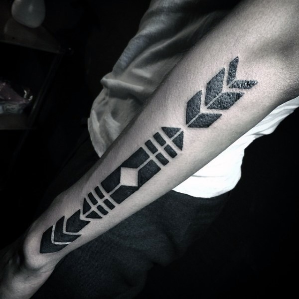 手臂黑色几何的部落箭头纹身图案