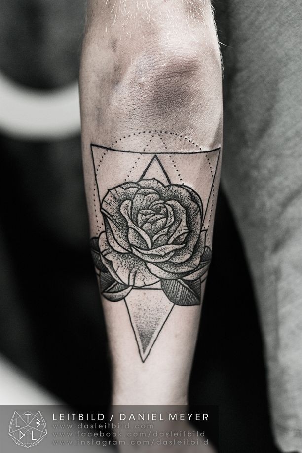 手臂点刺黑白玫瑰与三角形纹身图案