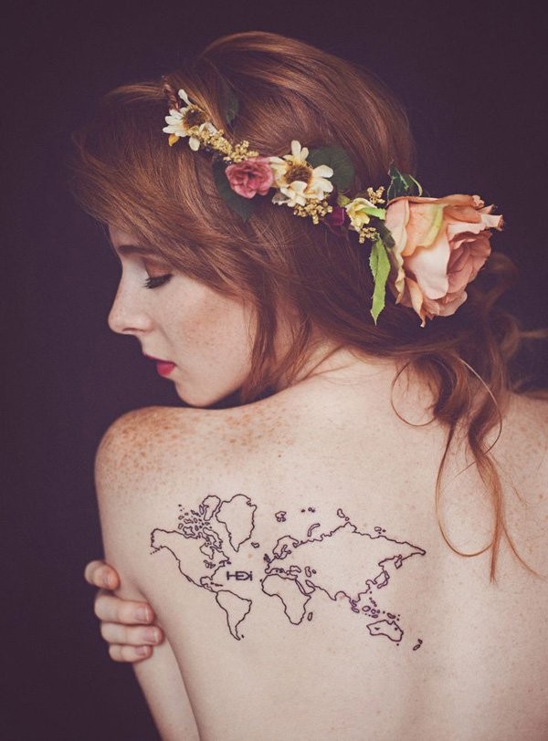 世界地图轮廓的黑色简约背部纹身图案