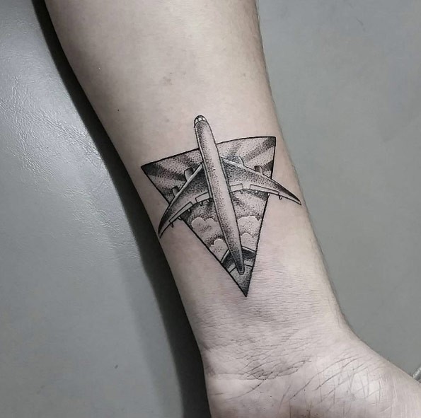 手腕点刺风格黑色大飞机与三角形纹身图案