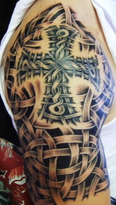 大臂编织十字架和凯尔特结纹身图案