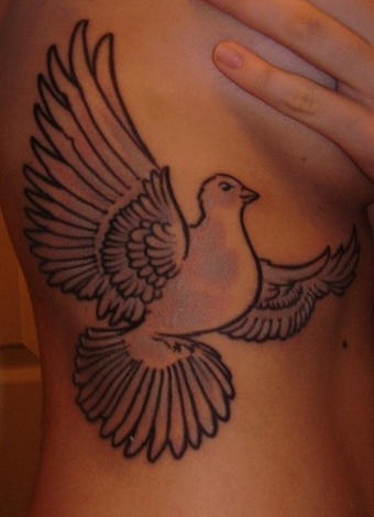 女生侧肋和平之鸽纹身图案
