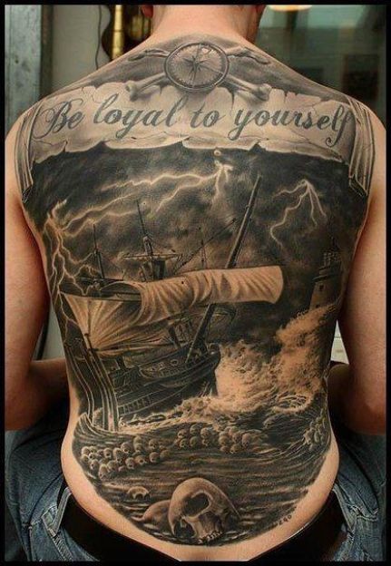 满背海面帆船骷髅和字母纹身图案