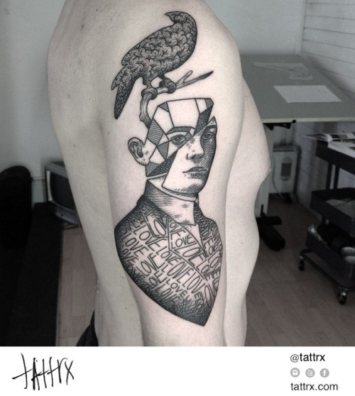 大臂黑色的小鸟和字母男性纹身图案