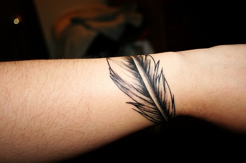 手腕黑白的羽毛经典纹身图案