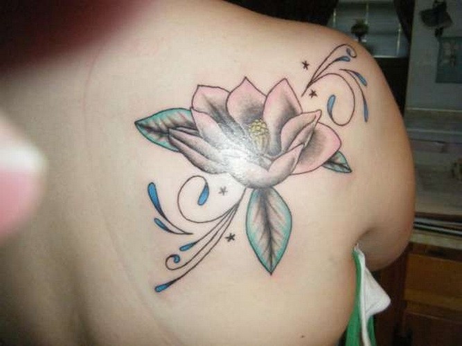 背部的白色木兰花纹身图案