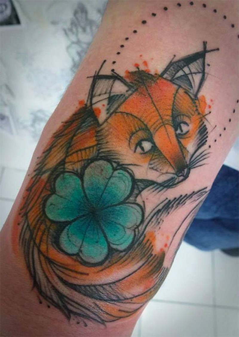 手臂可爱卡通彩色狐狸和四叶草纹身图案