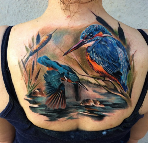 背部天然彩色的鸟类写实纹身图案