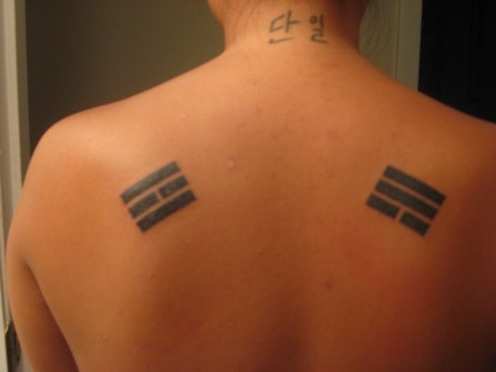 背部简单的两个亚洲符号黑色纹身图案