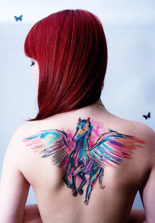 女生背部水彩画风格马纹身图案