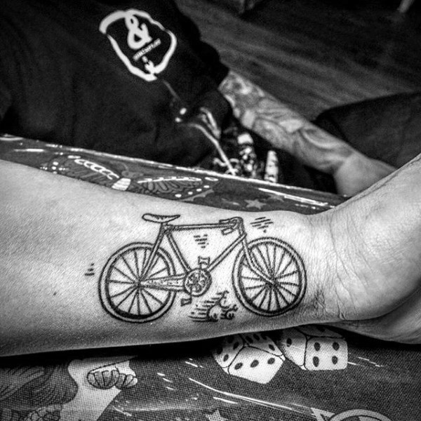 黑色简单线条的自行车手臂纹身图案