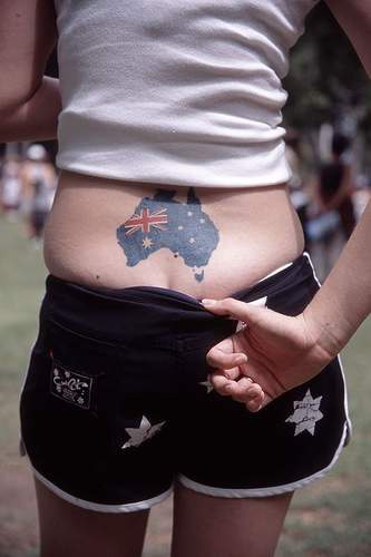 背部彩色澳大利亚国旗纹身图案