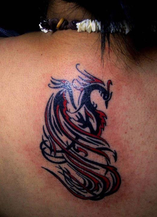 背部黑色和红色部落凤凰纹身图案