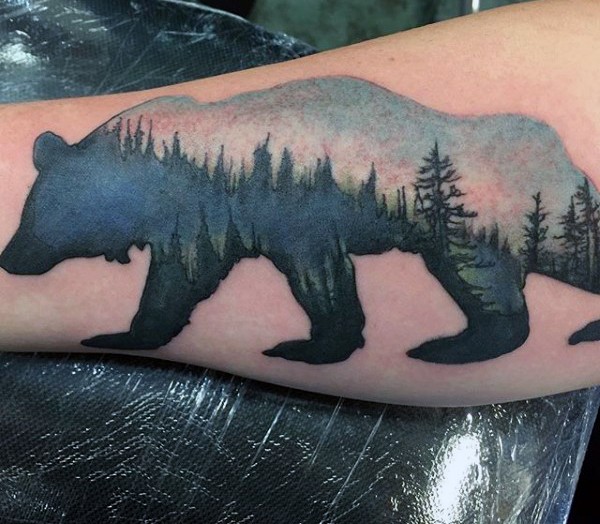 手臂熊形状的彩色风景纹身图案