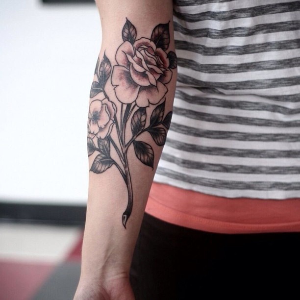 手臂黑色的玫瑰花枝纹身图案
