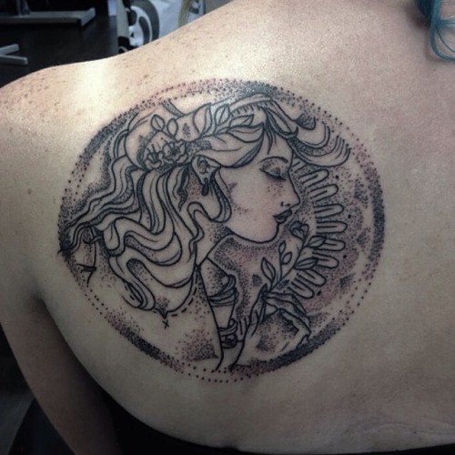 背部圆形的女子肖像点刺纹身图案