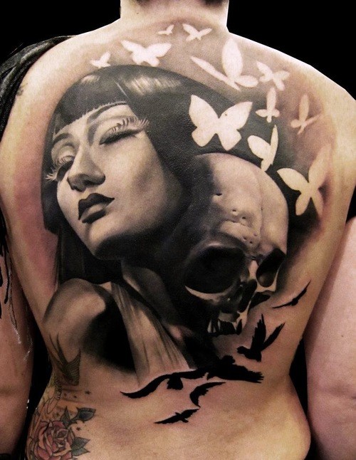 背部写实风格美丽的骷髅和女性纹身图案