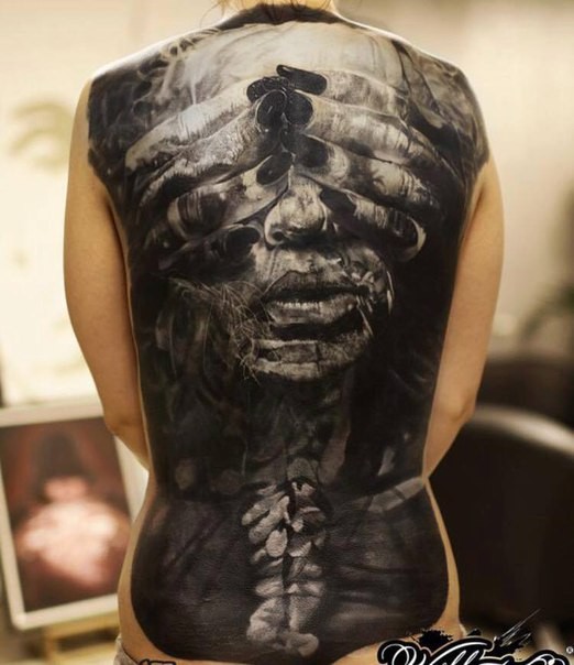 黑灰风格背部女人脸和手纹身图案