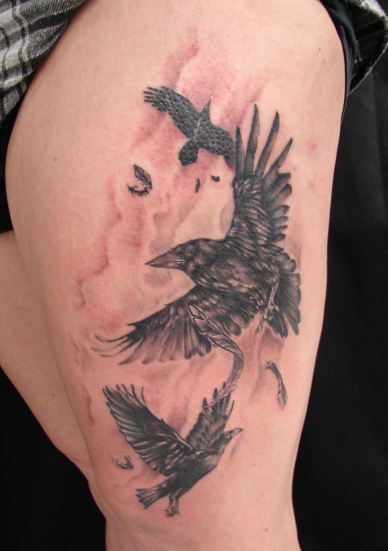 大腿两个很酷的小鸟纹身图案