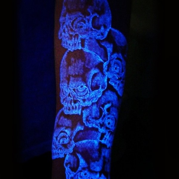 手臂独特设计的一群荧光疯狂骷髅纹身图案