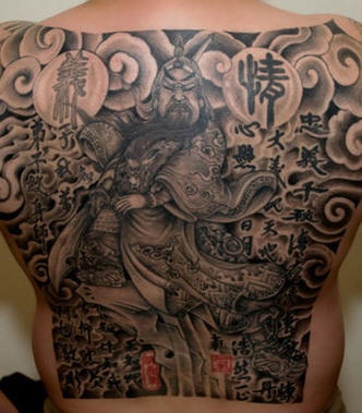 背部强大的武士与汉字纹身图案