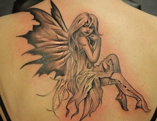 背部有翅膀的可爱精灵纹身图案