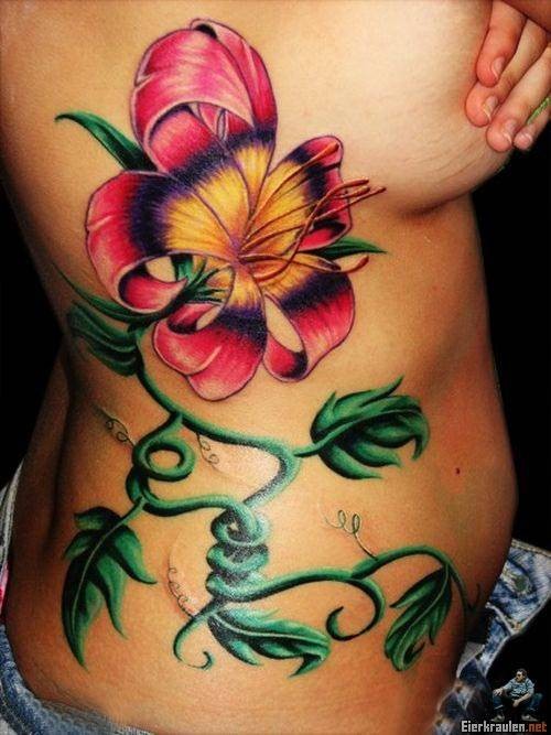 侧肋多姿多彩的异国花卉纹身图案