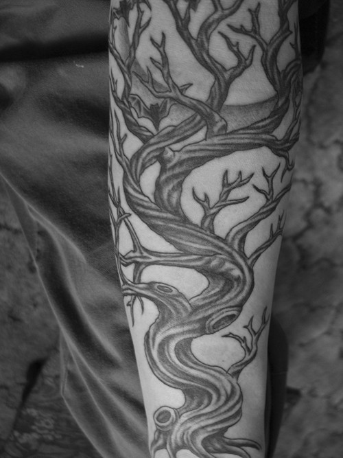 手臂黑色弯曲的大树纹身图案