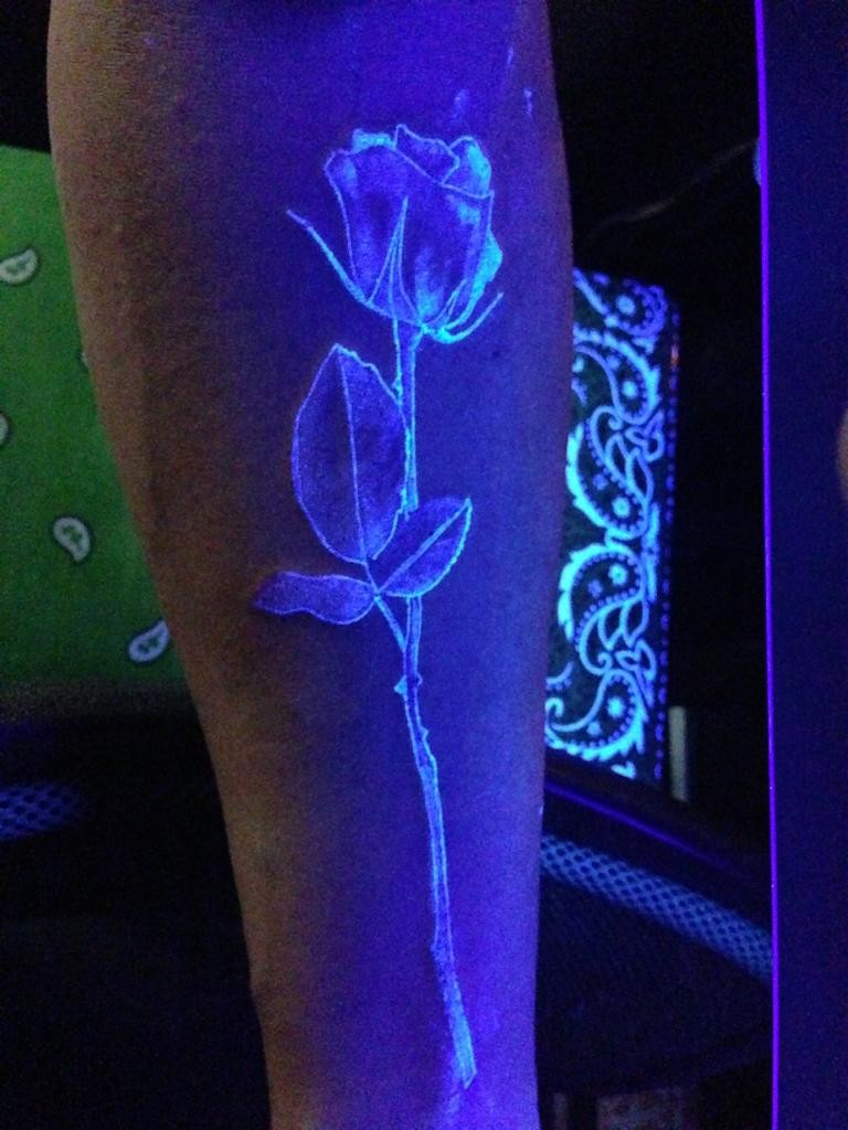 漂亮的荧光玫瑰纹身图案