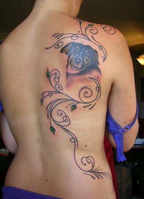女性背部藤蔓与狗头像纹身图案