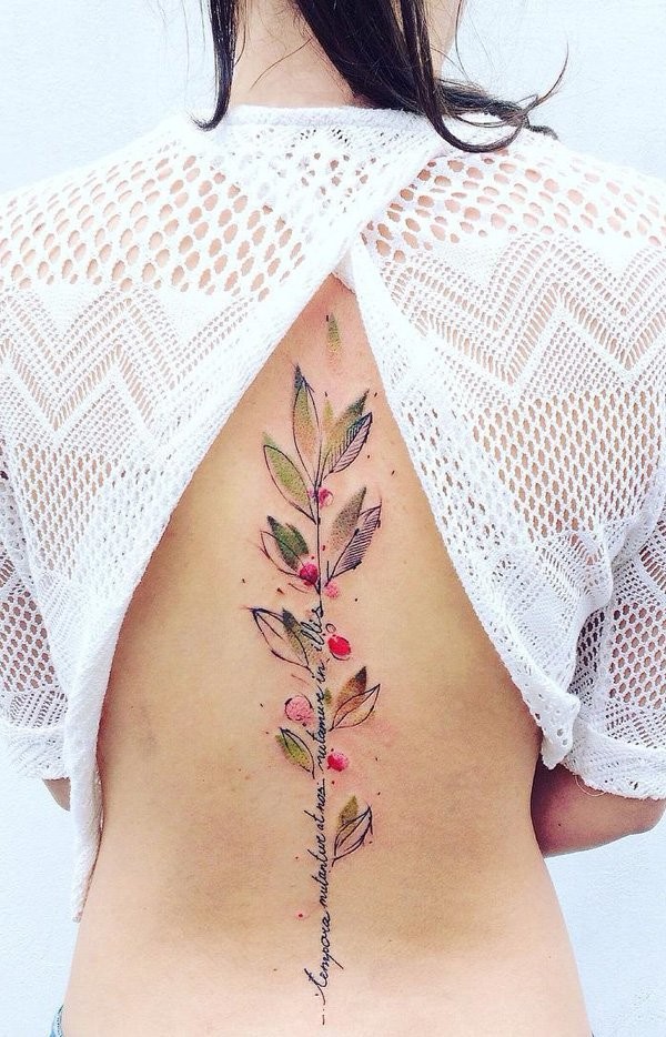 女生背部华丽的彩色叶子植物和字母纹身图案
