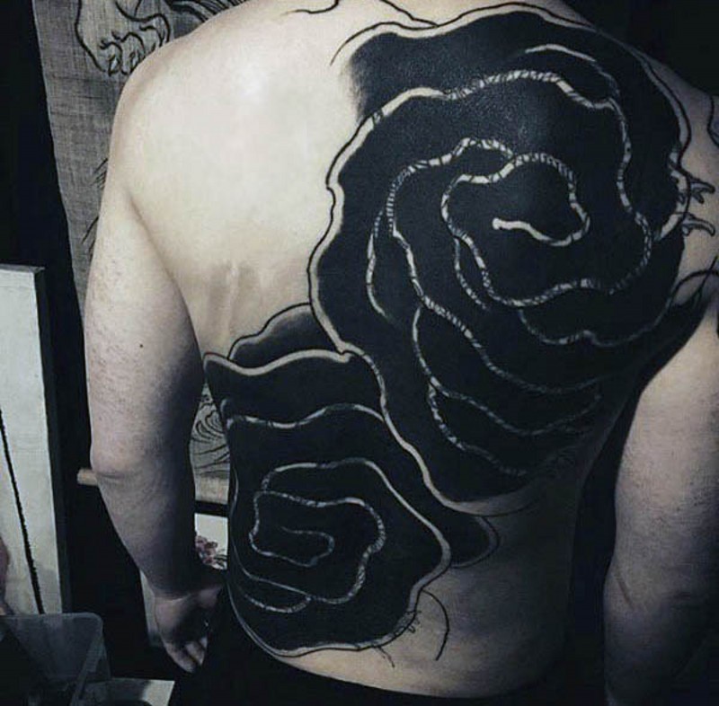 背部令人难以置信的黑色玫瑰纹身图案