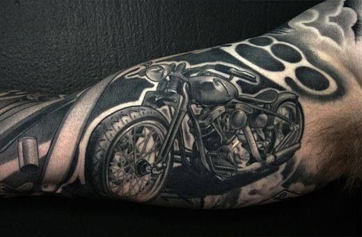 手臂黑色的摩托车纹身图案