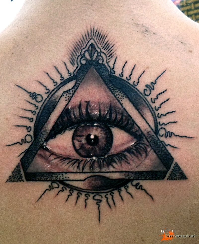 背部印象深刻的神秘眼睛和三角形纹身图案