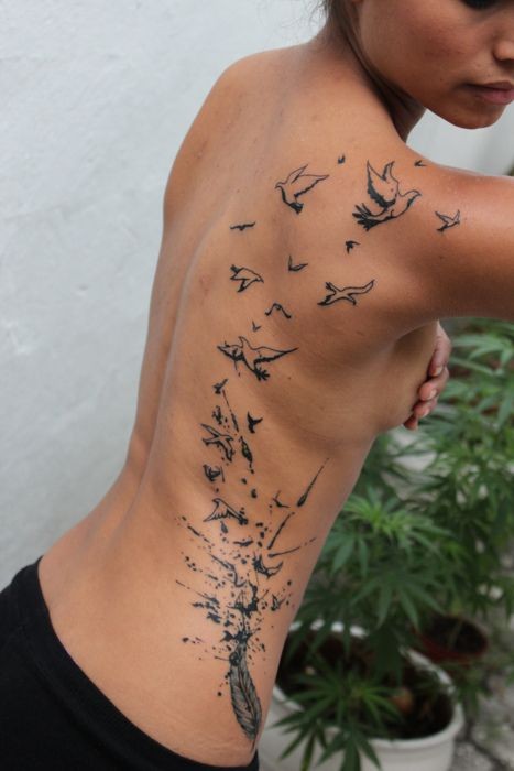 背部美丽的黑白各种鸟类纹身图案