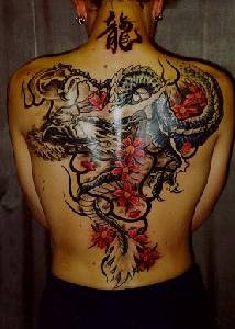 背部龙和红色的樱花纹身图案