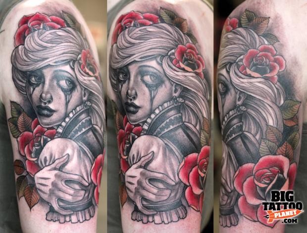 大臂彩色哭泣女人肖像与花朵纹身图案