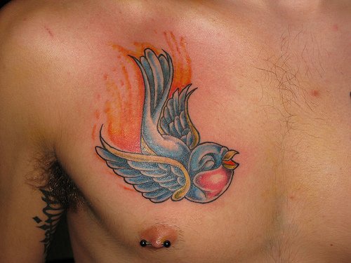 胸部歌唱的小鸟纹身图案
