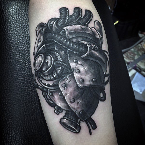 小臂惊人的黑色机械心脏纹身图案